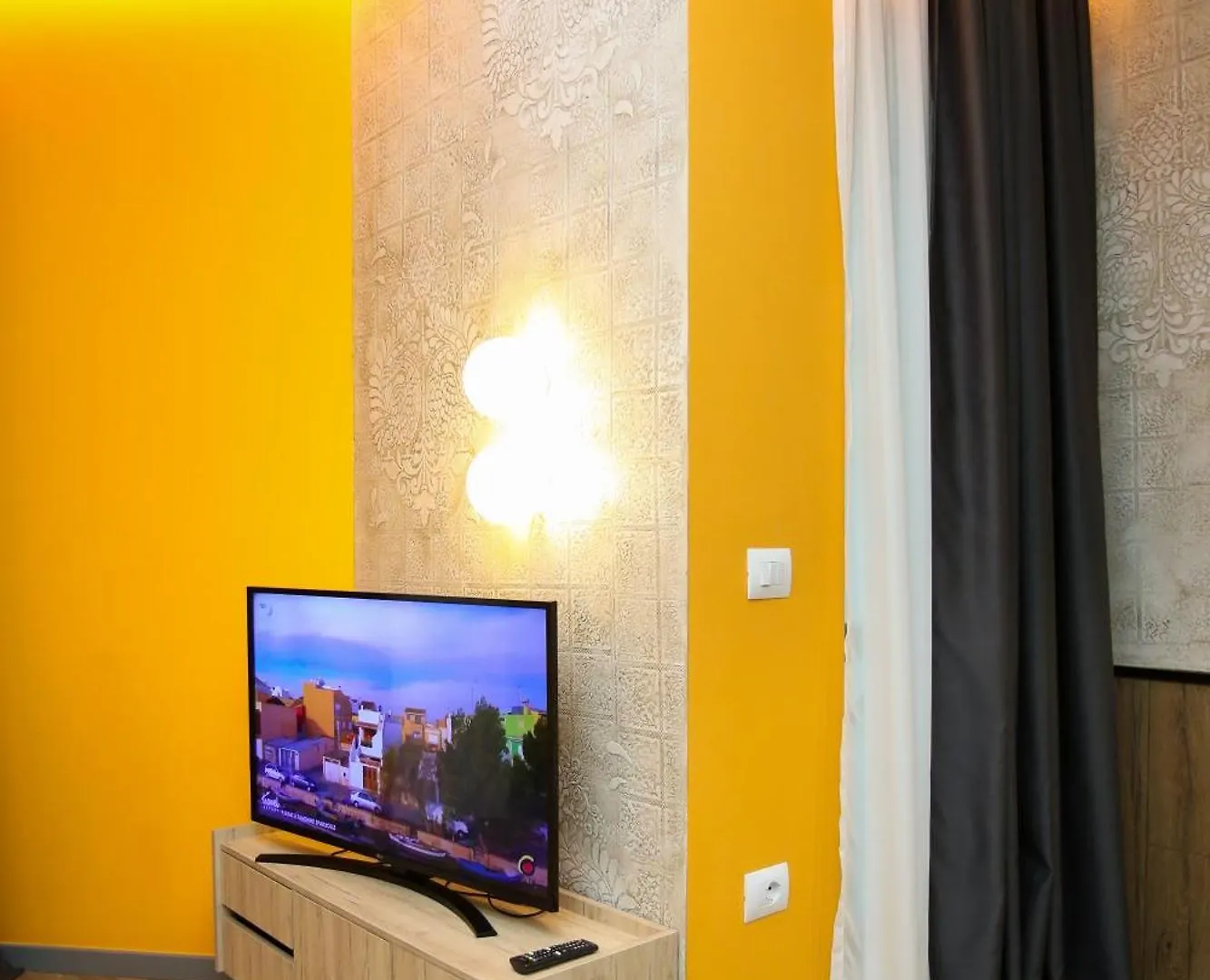 Imperial Visar Apartment Yellow Vlorë 알바니아